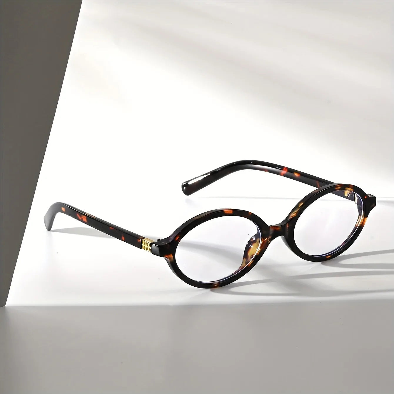 A Pair of Oval Retro PC Glasses for Men and Women with a Small Face Design/Versatile for Multiple Indoor Scenes